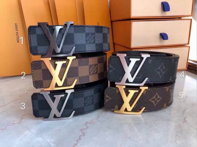 品牌:Lv 路易威登 尺寸:40Mm 正品尺寸 五金材质:精品纯钢扣，真空电镀，正品开版 带身材质:以天然小牛皮搭配路易威登特色设计元素lv Pyramide