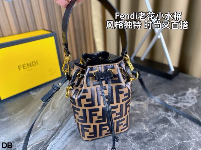 折叠盒 Fendi Mon Tresor字母抽绳老花水桶包 一个集单肩斜挎手提三合一的多功能包包 包型特别好看 背起来又酷又飒 可甜可盐！尺寸：12*18.5