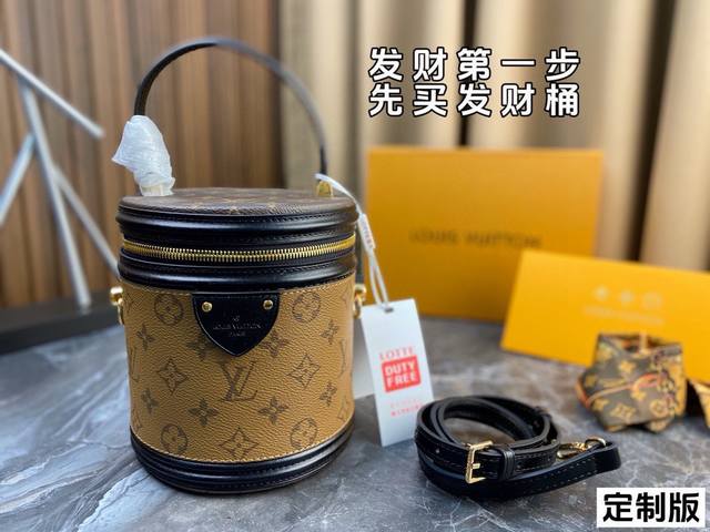 全套包装 定制版 Lv Cannes 拼色老花发财桶 饭桶包 造型小巧精致 拎在手里超显气质 也可以单肩斜挎 肩带可调节 圆圆的造型超级可爱～小身材大容量 卡包