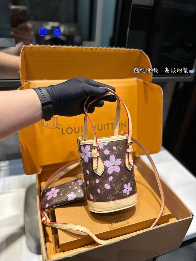 Bucket 手袋出自 Lv Match 系列，宣告世界著名网球赛事的灵感启发。经典 Monogram 帆布塑造水桶包，可调节手柄和可拆卸并调节的皮革肩带恰似球