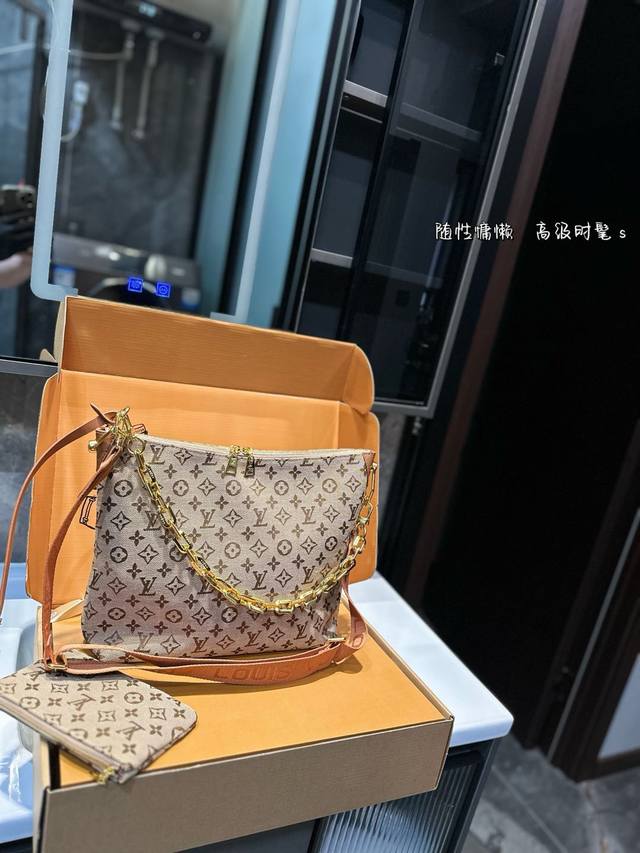 Lv 走秀新款cousin 时尚博主必备单品，Lv独有的亮金色金属，作为本次设计的肩带粗链条，抓眼球效果非常到位，肩带可拆卸变成手包，妥妥的凹造型！尺寸：26