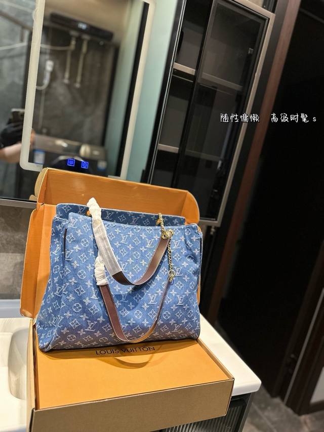 Lv 新款浅蓝牛仔印花系列 托特包 美绝啦~ 独特的水洗蓝和随性的造型也太能吸引目光啦~好喜欢这种散发出复古魅力的美感不仅好搭还很实用尺寸 40.33Cm