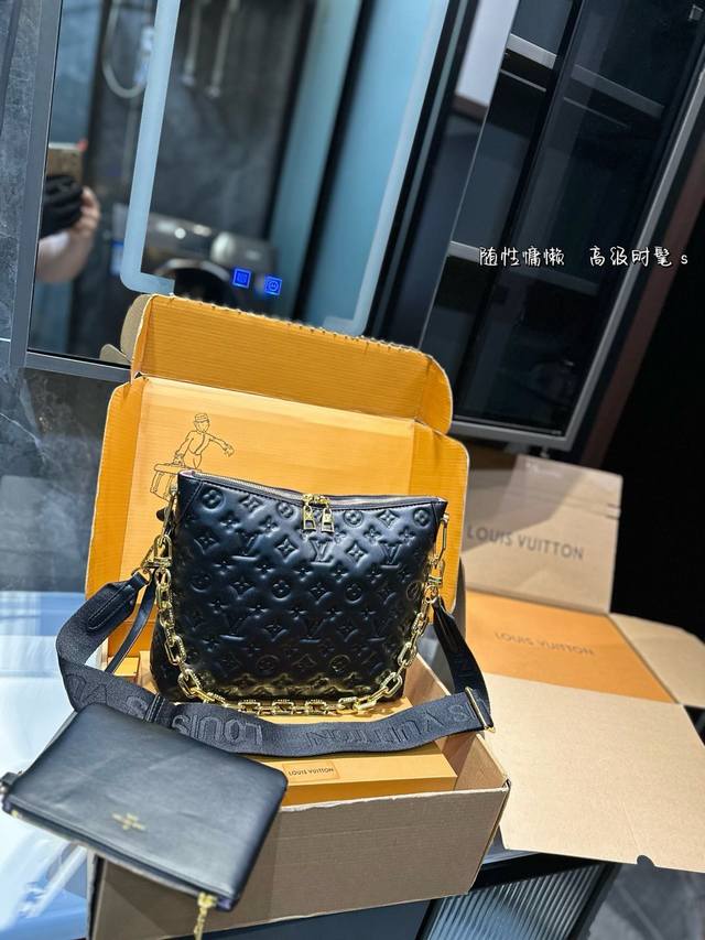 Lv 走秀新款cousin 时尚博主必备单品，Lv独有的亮金色金属，作为本次设计的肩带粗链条，抓眼球效果非常到位，肩带可拆卸变成手包，妥妥的凹造型！尺寸：26