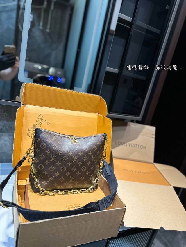 Lv 走秀新款cousin 时尚博主必备单品，Lv独有的亮金色金属，作为本次设计的肩带粗链条，抓眼球效果非常到位，肩带可拆卸变成手包，妥妥的凹造型！尺寸：25