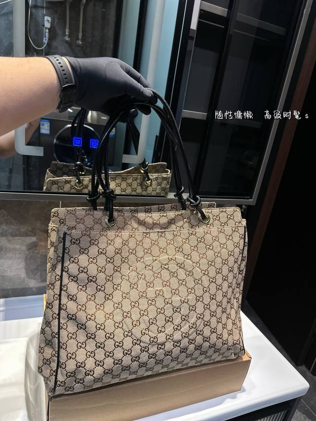 Gucci 帆布购物袋. 大容量 度假旅行必备 时尚达人必备单品之一 实物绝对惊艳到你尺寸：41*12*33Cm