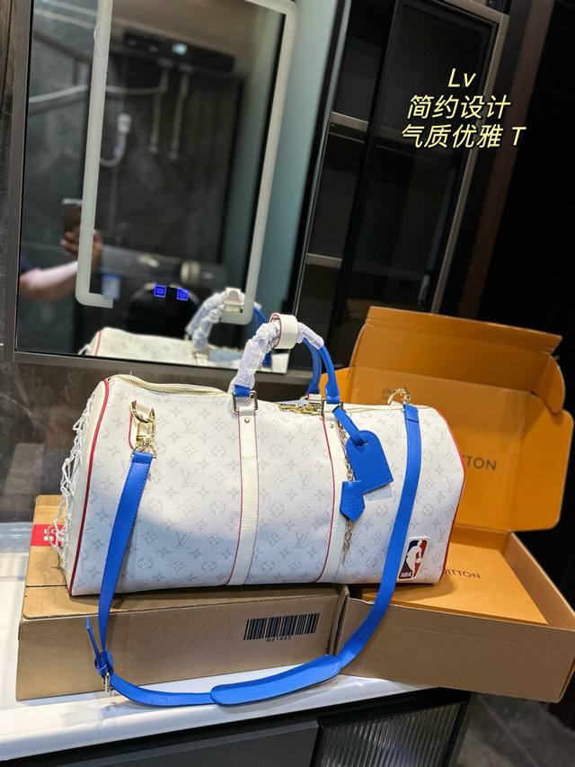 Lv 旅行袋 短途旅行出门健身必备单品 旅行袋超实用的尺寸！ 真的好实用，太能装了 _V经典老花包型 酷帅黑武士，日常不过时 男生女生都可以驾驭 尺寸55