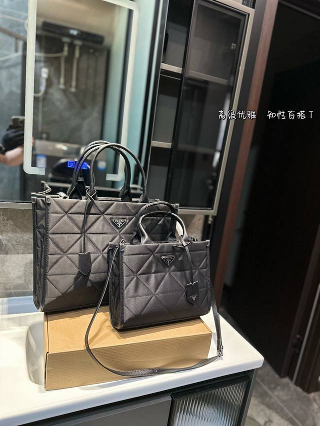 Prada最新22Tote 购物袋 这个系列将是prada接下来一整季的主打款式。Prada 手袋的曲线型设计十分醒目，当手包很优雅，时尚百搭！也很轻便哦！尺寸