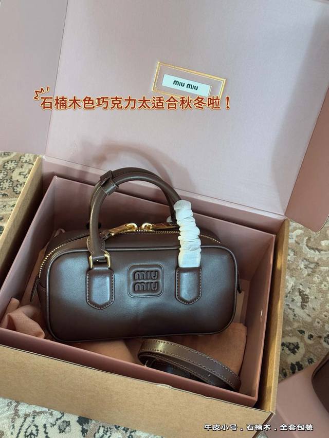 全套包装 Size：23*11Cm 小 28.5*14Cm 大 Miumiu保龄球 公文包 包包甜度刚好！ 很难不爱啊啊！ 可手拎也可斜挎 绝对不是小废包哦容量