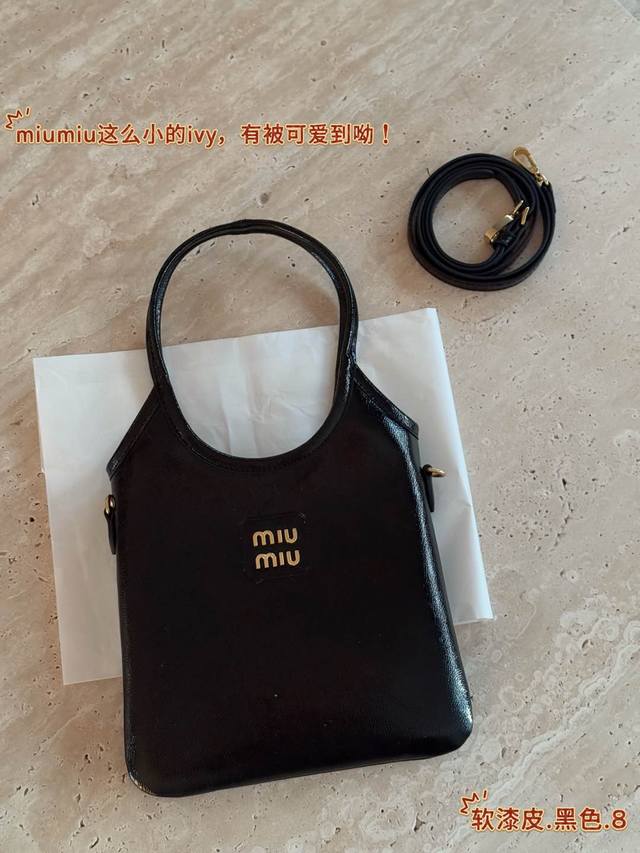 配盒 Size：19*32 包含手腕 可爱的miumiu Ivy 迷你托特缩小版的ivy 除了可爱还是可爱呀 有种谁背都是萌萌的既视感hahaha~ 牛皮皮质哦