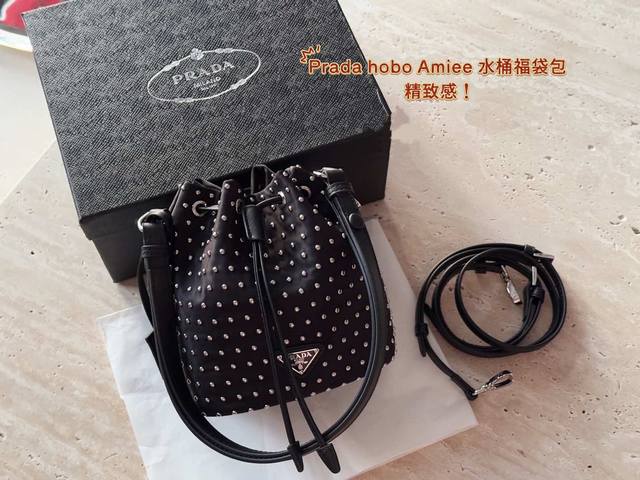 配盒 Size：17*18Cm Prad Renylon Bling Bling的太适合年底出游用了吧 频繁背出门的包款哦！ 经典款式的重新演绎， 降落伞防水布