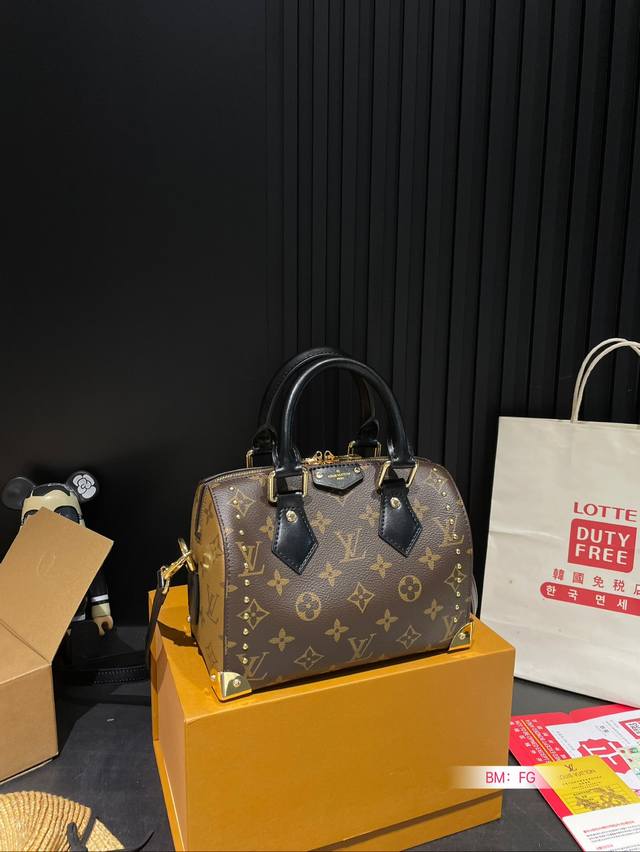 配折叠礼盒 Lv 新款 Speedy 20铆钉枕头包 Lv 新款系列 枕头包 手袋,全网首发 Lv Speedy 枕头包这款retiro 手袋以标志性 经典永恒