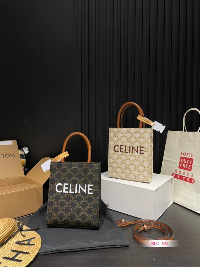 配折叠礼盒 Celine 赛琳老花mini琴谱包 外形设计百看不厌，性价比超高 摸起来质感超好，斜挎手拎都可爱！ 性价比很高，背上就是可爱精尺寸：17*20