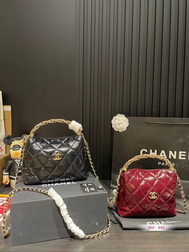 配折叠礼盒 Chanel 香奈儿 新款手提链条包 时时刻刻展现最美的你。可手提，单肩，斜挎，尽显女人优雅气质，是一款超级百搭的休闲链条包尺寸 18*14