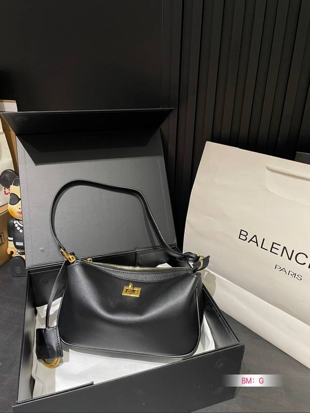 牛皮 Balenciaga 巴黎世家新款 Rodeo腋下包 又是一款梦中情包 超柔软的小牛皮 手感极好 可斜挎可腋下！ 真是让人大开眼界 巴黎世家太会设计包了！