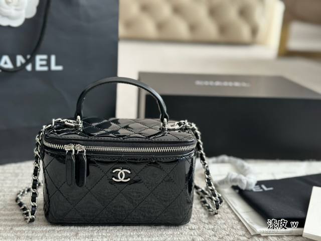 漆皮 配盒 Size：18*10Cm Chanel 小香家 手提款 包包很实用 配色五金 化妆小盒子 各种拗造型 真真香