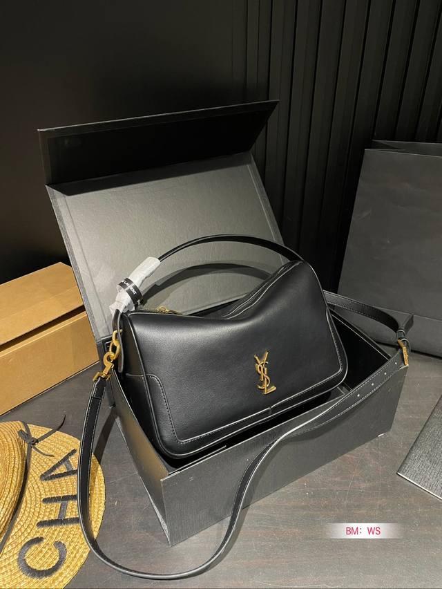 配折叠礼盒 圣罗兰 Ysl Camera Supple Bag 饭盒包 设计感满满 极简风格与干练的大牌气场 复古鎏金 拉链开口 简单实用无压力 手提 腋下 单