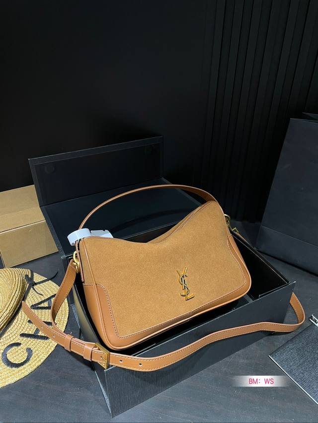 配折叠礼盒 圣罗兰 Ysl Camera Supple Bag 饭盒包 设计感满满 极简风格与干练的大牌气场 复古鎏金 拉链开口 简单实用无压力 手提 腋下 单