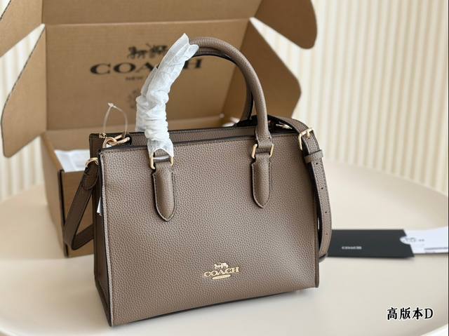 飞机盒 Coach 12月新品 Maggie Tote 奶茶色 Coach 12月份新品maggie Tote 来报道比较方正的包型设计，更加简约大气包包可手提