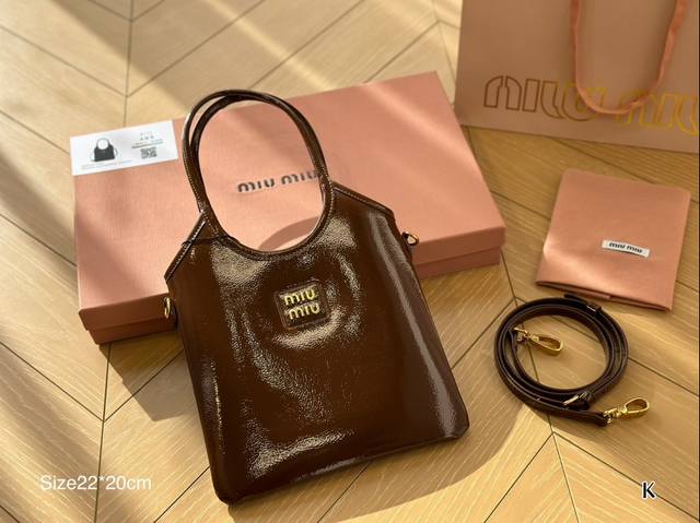 配盒 Size：22*20Cm 被miumiu征服的一天 Miuniu Tote托特包 最新秀款包包 跟上大包的节奏 随意慵懒 本季最爆 无法反驳吧了吧