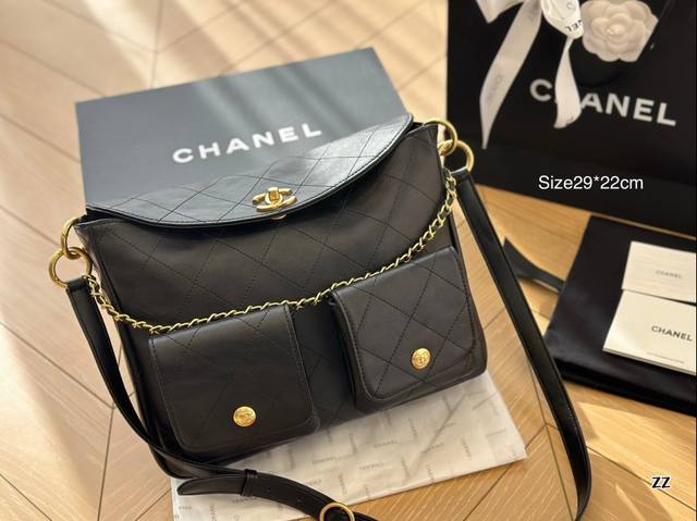 Chanel新品24P春夏黑色邮差包嬉皮包 New邮差包／嬉皮包 Chane1 24P春夏 被问爆的24P嬉皮hobo邮差包软糯无比小牛皮质感舒适又耐造～帅气时