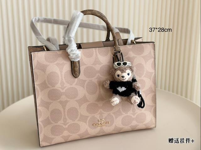 飞机盒 Coach 12月新品 Maggie Tote 奶茶色 Coach 12月份新品maggie Tote 来报道比较方正的包型设计，更加简约大气包包可手提