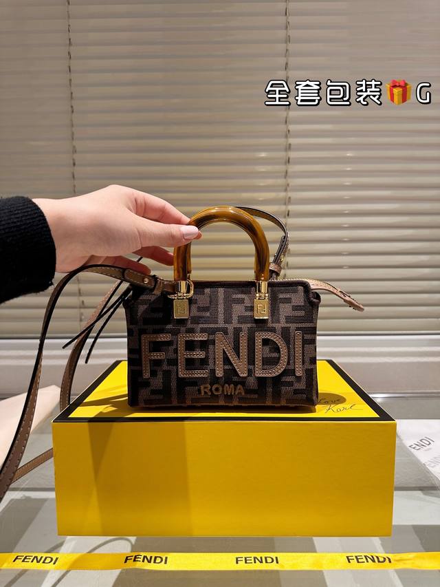 配盒 Size：19*12 Cm Fendi F家 真的好q啊， 太喜欢！ 满满的度假风， 虽然小但是也特别能装， 超级轻巧的一款小包包，还可以斜挎哟！