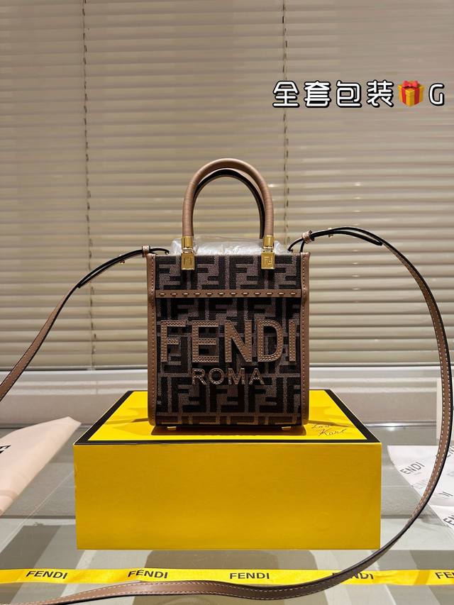 礼盒 Fendi琴谱mini原版 Fendi琴谱mini,颜值超高的一款百搭，特别太美啦时髦精必备单品 18*14