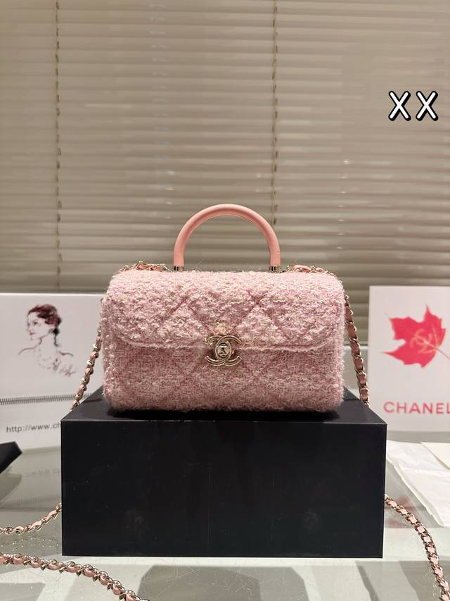 毛呢 Chanel 毛呢 Box盒子包 慵懒随性又好背 上身满满的惊喜 高级慵懒又随性 彻底心动的一只 Size：18.11Cm