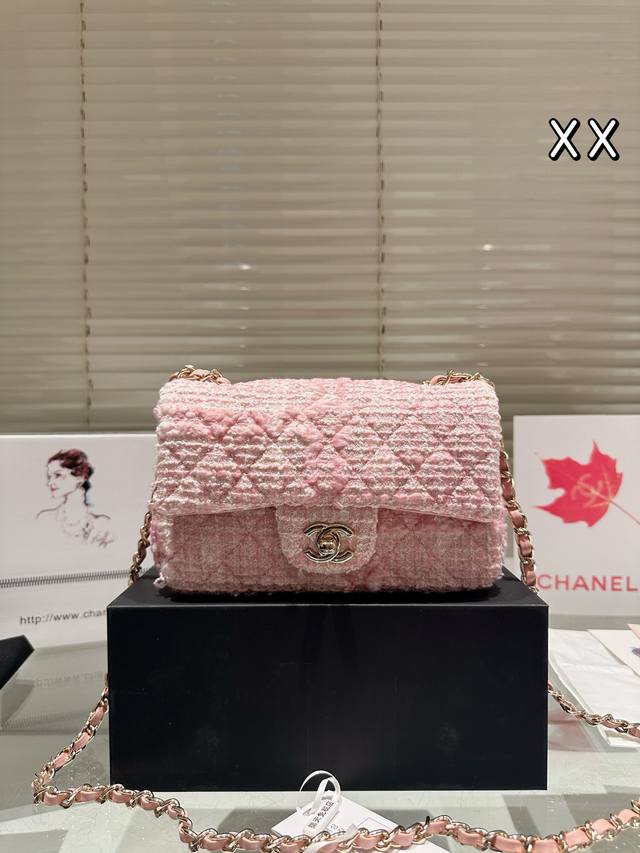 配礼盒 Size：20Cm Chanel 毛呢cf 仙女色哦！ 太太太太太美了 美到我心里去的一只包 看到它第一眼就觉得 这就是我的包吧