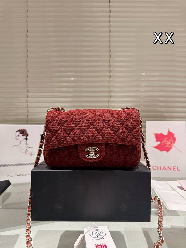 配礼盒 Size：20Cm Chanel 毛呢cf 仙女色哦！ 太太太太太美了 美到我心里去的一只包 看到它第一眼就觉得 这就是我的包吧