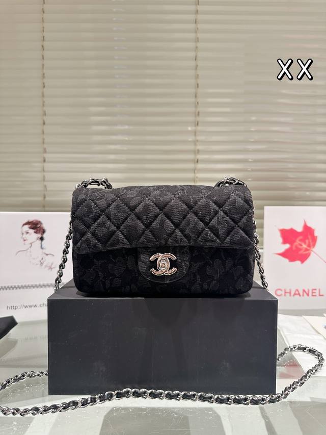 配礼盒 Size：20Cm Chanel 毛呢cf 仙女色哦！ 太太太太太美了 美到我心里去的一只包 看到它第一眼就觉得 这就是我的包吧