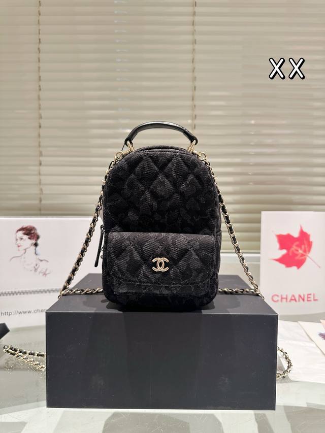 Size：13*18Cm Chanel 24C新款双肩包 这季炒鸡可爱的小双肩 ！看着很小容量还挺大背法也有很多种非常 Nice