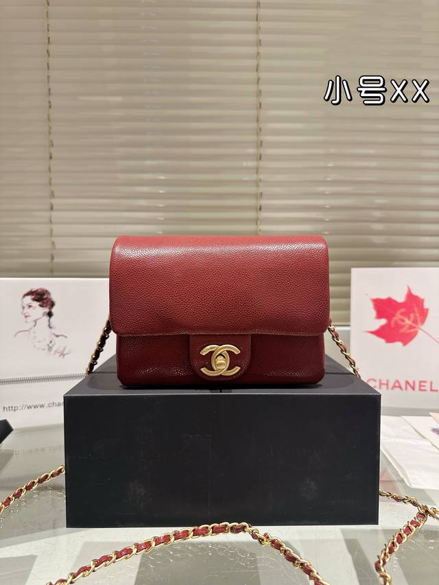 小号 配盒 尺寸 ：17 12Cm Chanel冬季24K单品 荔枝纹翻盖包黑色配金扣是它家最经典的 十上荔枝纹显的很贵气优雅 非常有氛围感 复古奢华高级