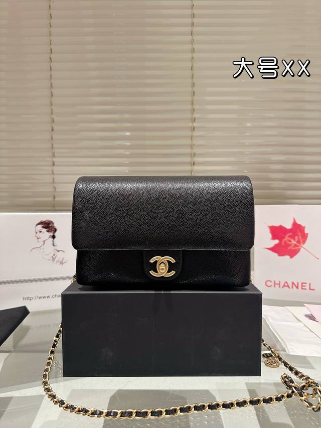 大号 配盒 尺寸 ：23 13Cm Chanel冬季24K单品 荔枝纹翻盖包黑色配金扣是它家最经典的 十上荔枝纹显的很贵气优雅 非常有氛围感 复古奢华高级