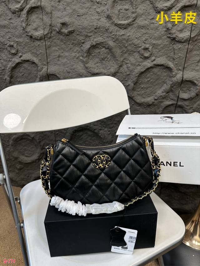 全套礼盒 Chanel 香奈儿23K上新！！新一届黑马 Chanel 23K 腋下 Hobo 我称之为23K新一届黑马愈色质感满满的高级感 错过会遗憾的款 油蜡