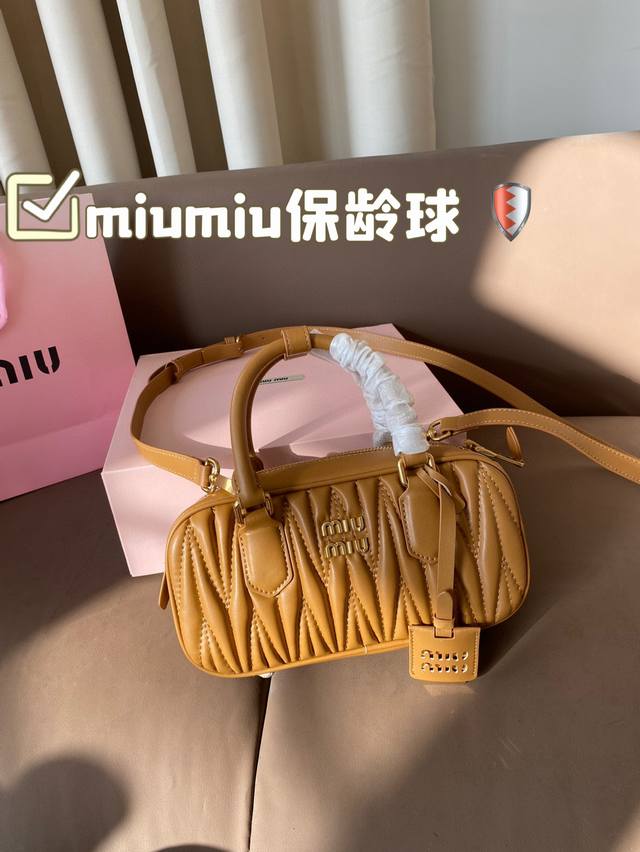 配盒 Size：23*12Cm Miumiu保龄球 新尺寸 很难不爱啊啊！ 这个尺寸很难不动心哦！ 可手拎也可斜挎 容量足足的~~ 出场就是miumiu小公主