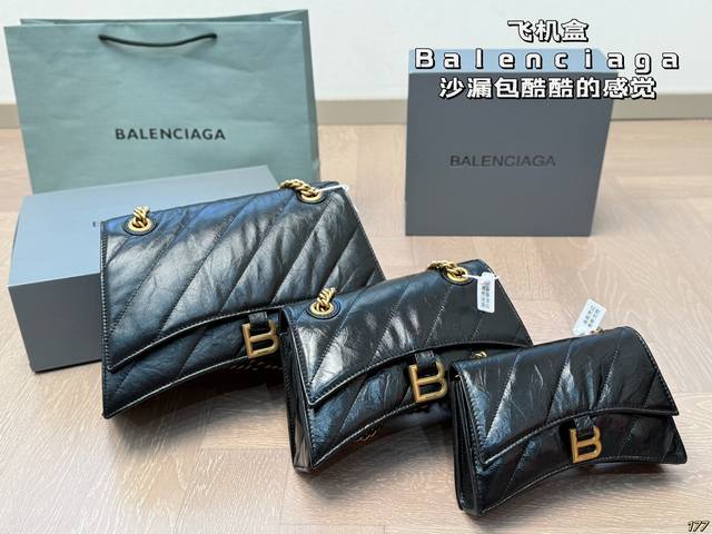 飞机盒 巴黎世家 Balenciaga沙漏包 优雅时尚简单又大方 酷酷的感觉 还带给你带来复古潮流的感觉 尺寸32 20 25 15 21 13