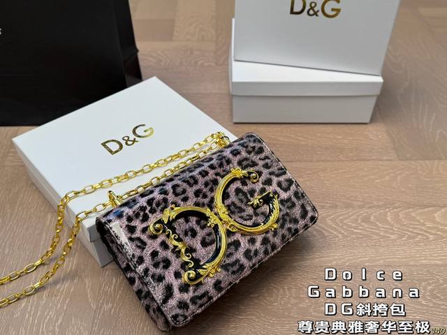 配盒 Dolce & Gabbana 杜嘉班纳dg斜挎包 尊贵典雅的外形优质面料 奢华至极 与生俱来的英伦气息 高端品质独家订制 尺寸： 21 14 - 点击图像关闭