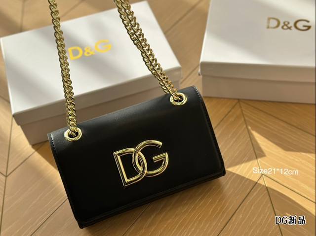 配盒 Bags Napoli 手袋灵感日记夏日优雅纷呈，＃Dolcegabbana 多样手袋丰富你的百变造型在dg包袋家族中，创意总监stefano和domen