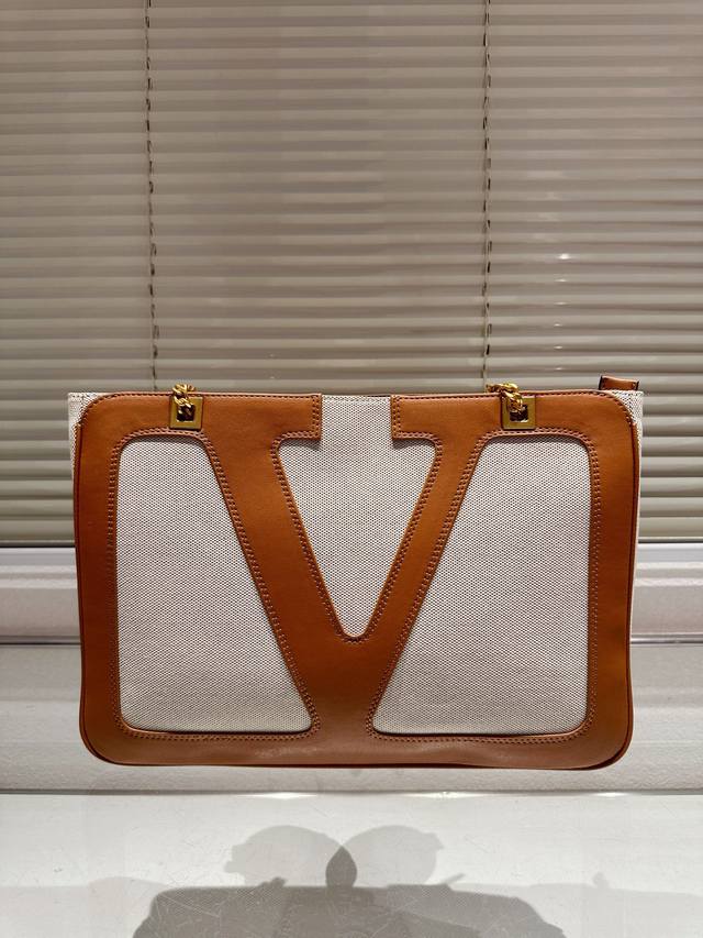 华伦天奴valentino女士 托特包 Valentino Letter Bag 来自valentino 的信袋。新赛季刚刚到来。 尺寸 37.26