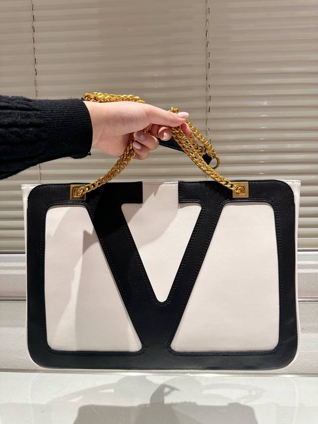 华伦天奴valentino女士 托特包 Valentino Letter Bag 来自valentino 的信袋。新赛季刚刚到来。 尺寸 37.26