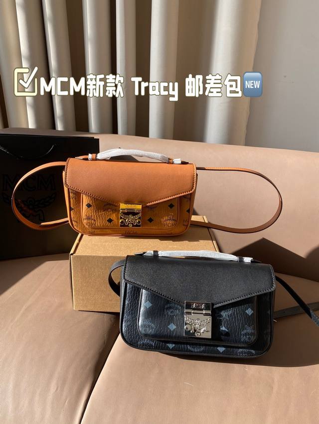 礼盒包装 Mcm 经典升级 新款 Tracy 邮差包 百搭实用 新款邮差包来啦！跟之前经典的相比，包身更加轻盈，容量也很大，很实用呀！有一定宽度，很能装，日常物