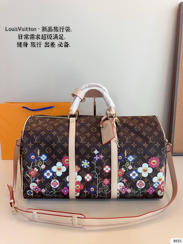 Lv 旅行包 超酷中lv Keepall联名款旅行袋 Lvkeepall 出差旅行最常用的一只包 这是超酷的一只包 可以做健身包，也可做旅行袋 容量超级感人非常