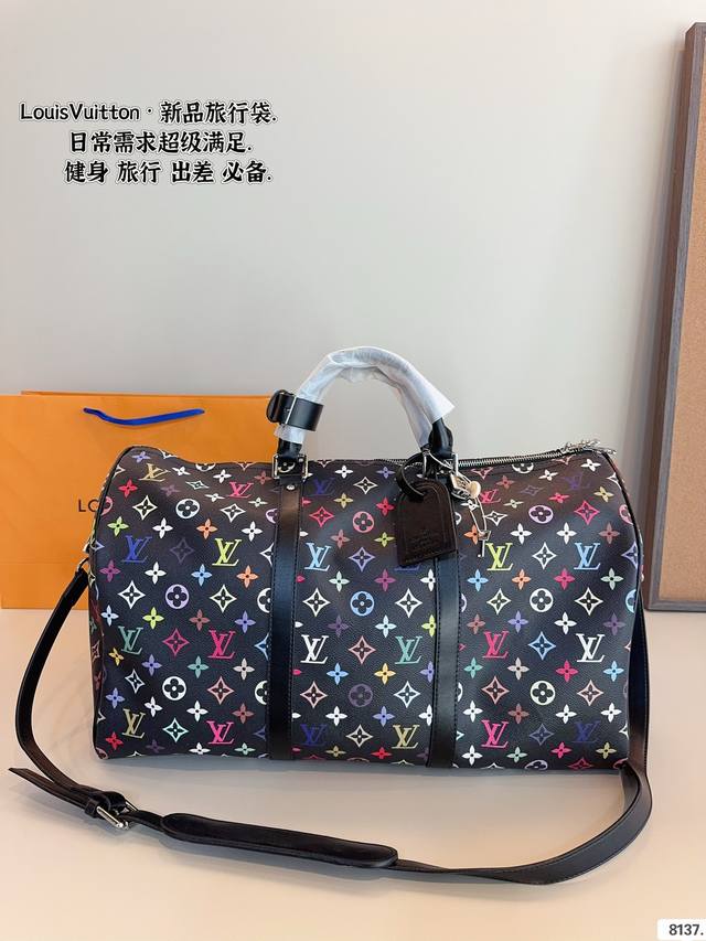 Lv 旅行包 超酷中lv Keepall联名款旅行袋 Lvkeepall 出差旅行最常用的一只包 这是超酷的一只包 可以做健身包，也可做旅行袋 容量超级感人非常