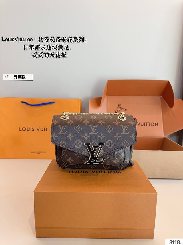 配礼盒. Lv.Chain Bag 链条系列. 上身效果真的是美炸了 完全被这只包包美住了 不用多说 无法抗拒它的颜 尺寸：22*8*17Cm