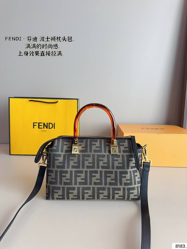 配礼盒. Fendi 芬迪 新款by The Way 迷你手提拉链波士顿 单肩斜挎枕头包 尺寸：27*12*16Cm