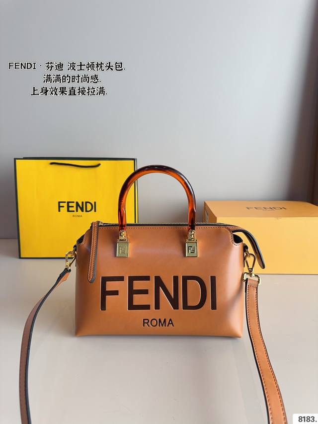 配礼盒. Fendi 芬迪 新款by The Way 迷你手提拉链波士顿 单肩斜挎枕头包 尺寸：27*12*16Cm