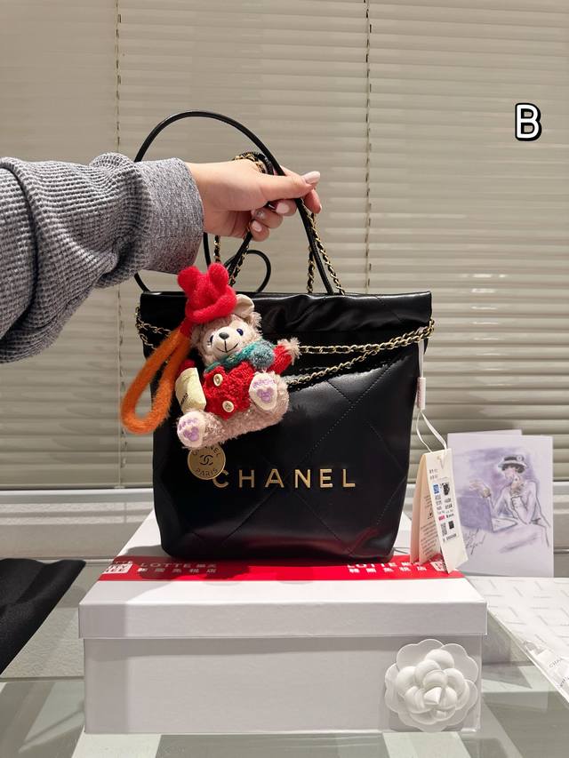 配圣诞挂件 本季最期待的款之一 Chanel24A手工坊j每年的手工坊系列可以说是香家最精致的一季最能体现香奈儿独特工艺的一季垃圾袋 在这只22Bag看到了 看