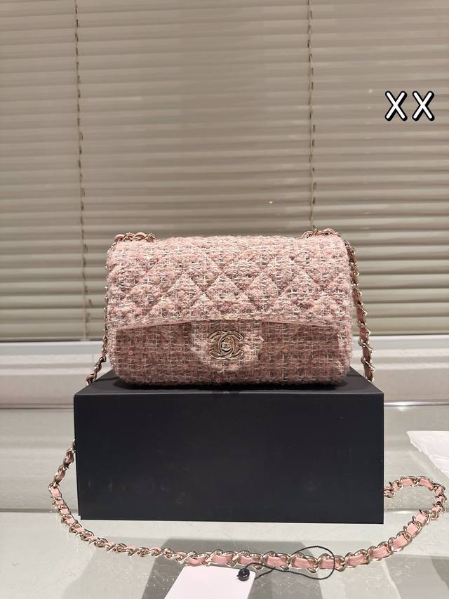 配礼盒 Size：20Cm Chanel 毛呢cf 仙女色哦！ 太太太太太美了 美到我心里去的一只包 看到它第一眼就觉得 这就是我的包吧