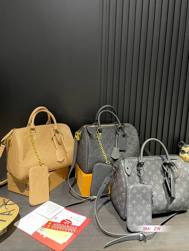 Lv Speedy Soft 30枕头包 无论版型 内里和专柜毫无差别 真正原版复刻 内里可拆卸 火遍全球的爆款机场大包 机车女神包 明星同款 贵气而充满活力的